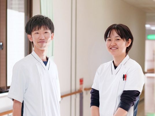 笑顔のスタッフと廊下  