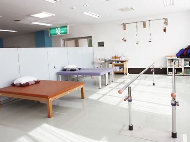 自然光が入る訓練室 機能訓練室 開放感のある空間で、自然光が心地よく差し込む機能訓練室です。リハビリに適した設備が整っています。