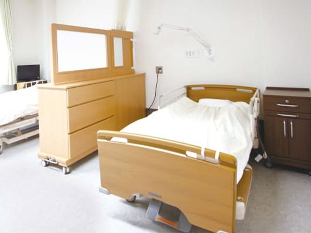 ベッドと家具の居室 居室 ゆったりとしたプライベート空間で、明るい日差しが差し込む居室です。休息に適した設備が整っています。