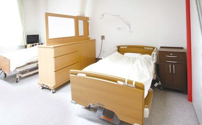 ベッドと家具の居室