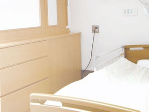 明るい居室のベッド  