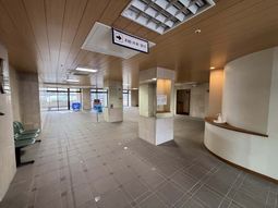 広々とした明るい廊下