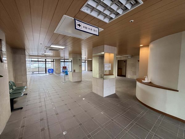 広々とした明るい廊下