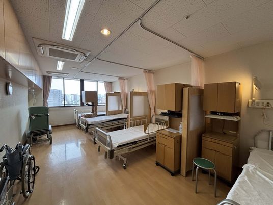 窓際に並ぶベッドの居室