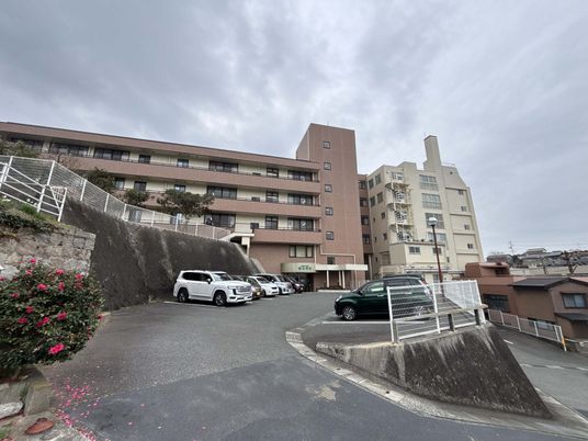 駐車場のある建物外観