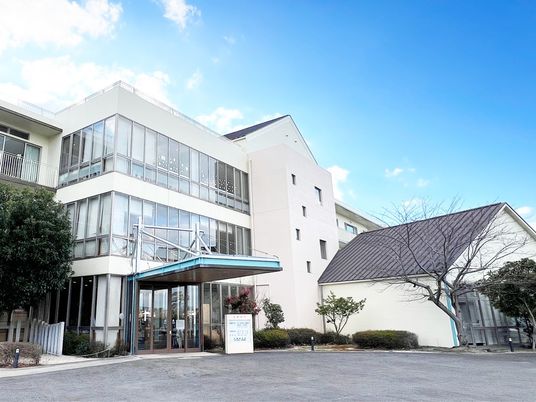 明るい外観の建物前  