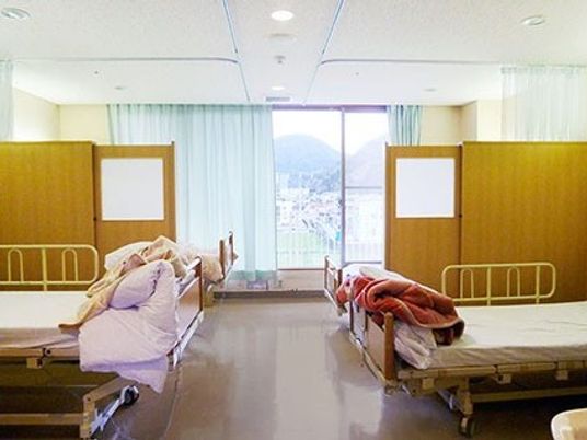明るい居室のベッド  