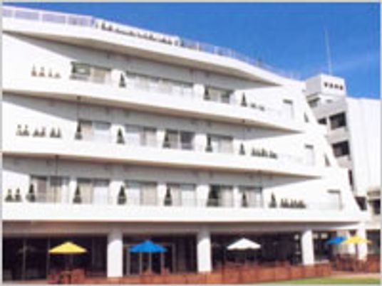 日差しが入る建物外観
