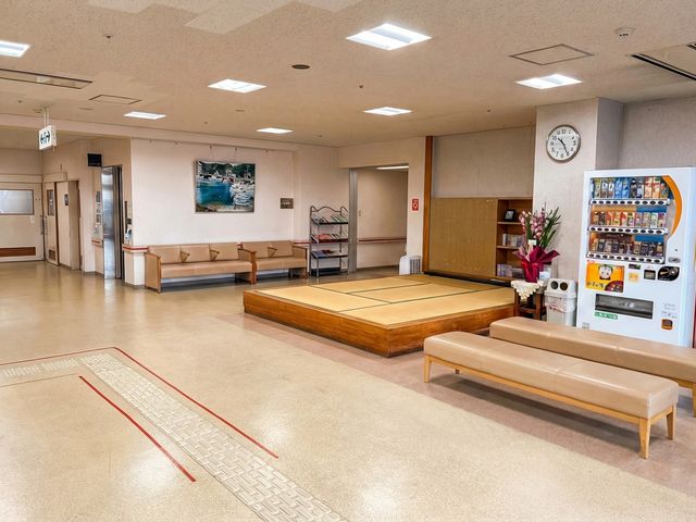 明るいロビーの休憩席 ロビー   広いロビーにベンチや自動販売機があり、来訪者や職員がひと息つきやすい雰囲気です。畳の小上がりもあり、くつろげる空間になっています。