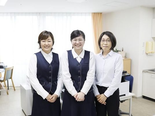 スタッフ3人と食堂  
