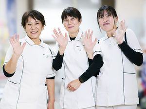 笑顔のスタッフ3人  