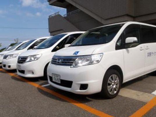 送迎車が並ぶ外観  