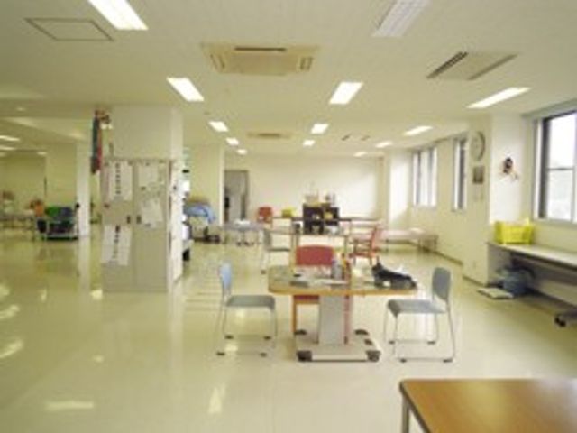 明るい食堂の内観 食堂   広い食堂にテーブルと椅子がゆったり配置されています。自然光が入り、働く場としても動きやすそうです。