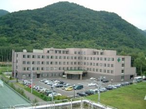 山を背にした施設外観  