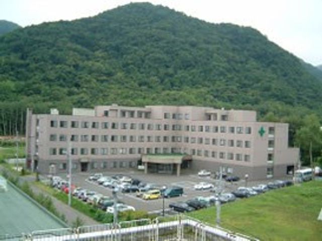 山あいの施設外観 外観   山を背景にした落ち着いた外観です。駐車スペースも見え、通いやすさが伝わります。
