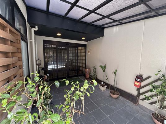 落ち着いた雰囲気の入口