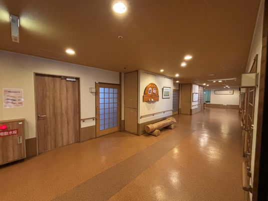 落ち着いた雰囲気の廊下
