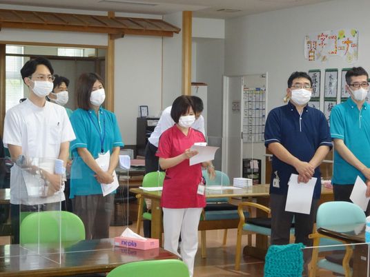 職員が並ぶ食堂  