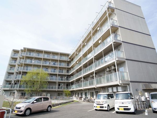 広々とした居宅の外観