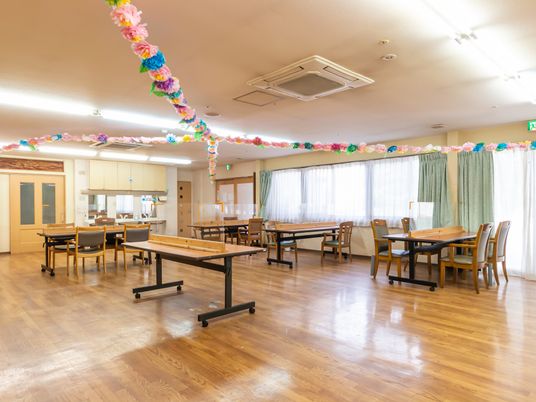 広々とした明るい食堂