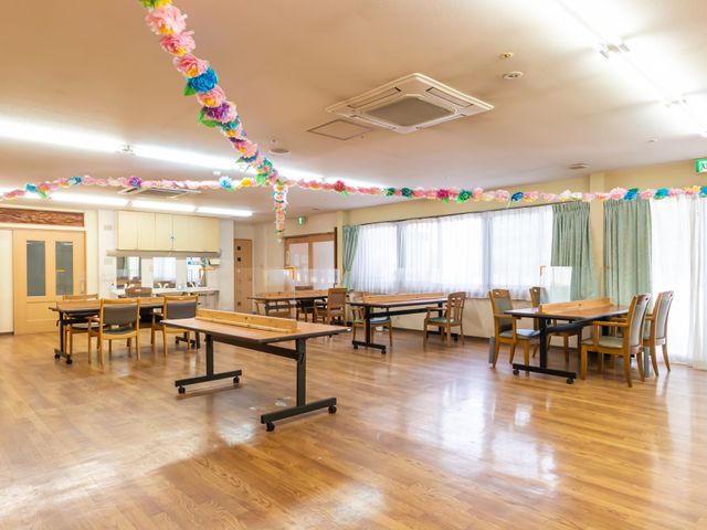 広々とした明るい食堂