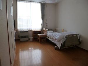 明るい個室の居室  