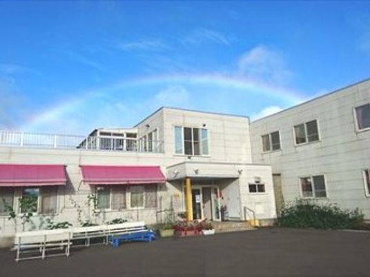 明るい建物の外観  