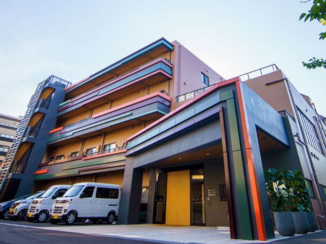 カラフルな建物の外観 外観 明るくカラフルな施設の外観です。会社のロゴや看板が入り口近くに位置しています。