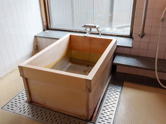 木製浴槽の浴室  