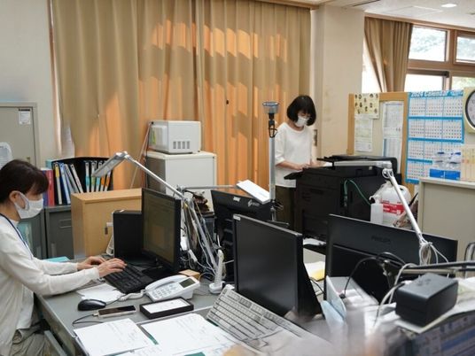 スタッフが働く事務室  