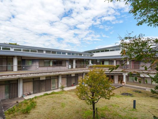 中庭を囲む建物外観  