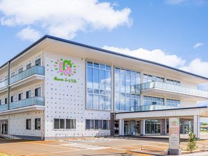 明るい外観の建物外観  