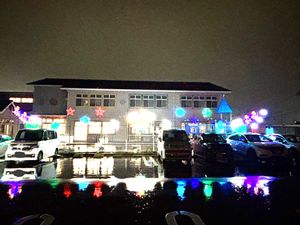 イルミネーションのある外観  