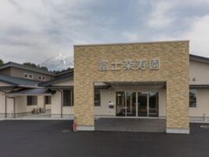 施設の正面外観  