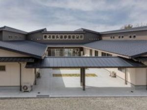 中庭を囲む建物外観  