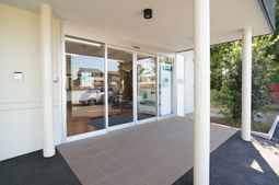 明るいエントランス風景