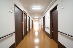 きれいな施設の廊下