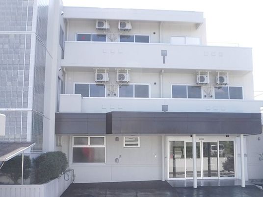白い建物のエントランス