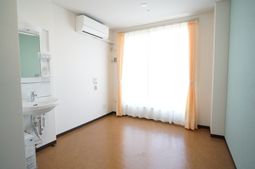 明るい個室の洗面台付き