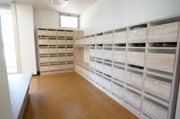 木製の整理棚が並ぶ空間