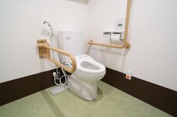 バリアフリー設計のトイレ