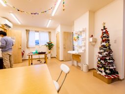 明るい居室とクリスマスツリー