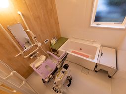 バリアフリー設計の浴室