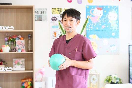 柔らかな笑顔のスタッフ、リビング