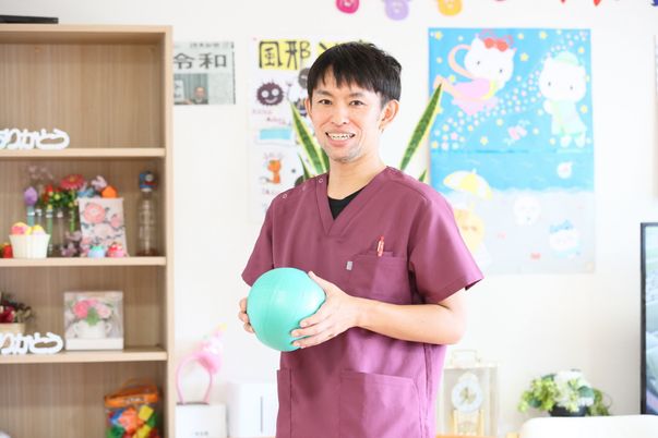 柔らかな笑顔のスタッフ、リビング