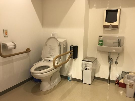 手すり付きの設備が整うトイレ