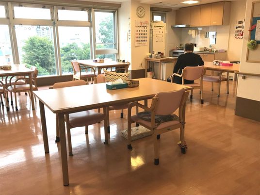 窓際の広々テーブルのダイニングルーム
