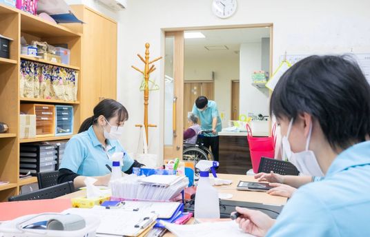 スタッフの様子の室内