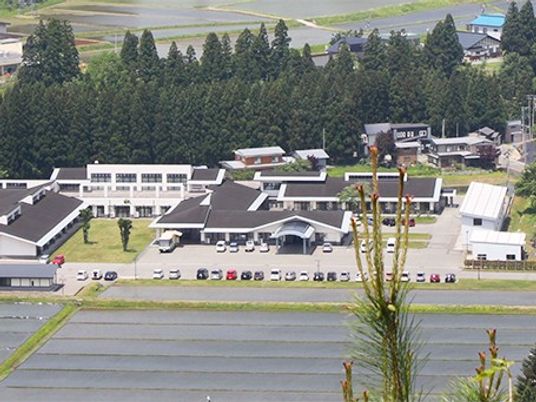 広い敷地の外観  