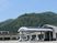 山を背にした外観  